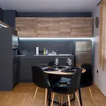 아파트 Modern Comfort In With Workspace By Flat Mаnаger *