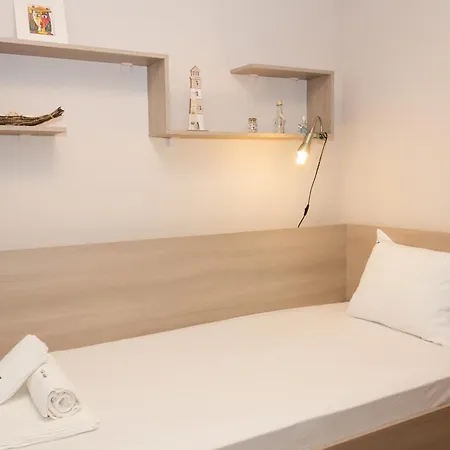 Modern Comfort In With Workspace By Flat Mаnаger ヴァルナ