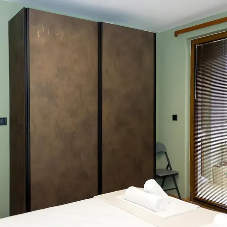 Modern Comfort In With Workspace By Flat Mаnаger ヴァルナ