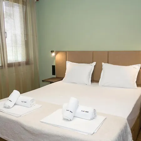 Modern Comfort In With Workspace By Flat Mаnаger ヴァルナ